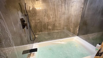 Baignoire, sĂšche-cheveux, serviettes fournies