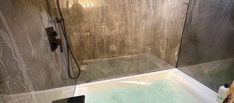 Bear Creek Resort, Cabin Suite (end unit 1 king) 