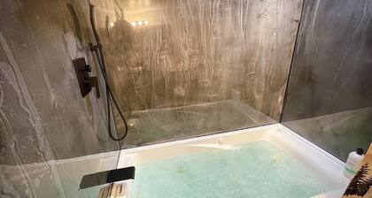 Bear Creek Resort, Cabin Suite (end unit 1 king)