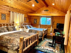 1 bedroom - Bear Creek Resort, Upper cabin suite ( 1 king bed), Upper cabin suite ( 1 king bed) (Sanders County)