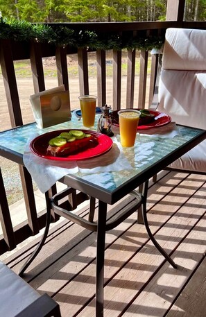Outdoor dining - Bear Creek Resort, Upper cabin suite ( 1 king bed), Upper cabin suite ( 1 king bed) (Sanders County)