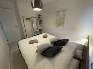 2 soveværelser, skrivebord, strygejern/strygebræt, weekendseng