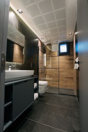 Exclusive Studio Suite | Bathroom | Shower, rainfall showerhead, free toiletries, hair dryer - Marlen Residence Hotel (Izmir)