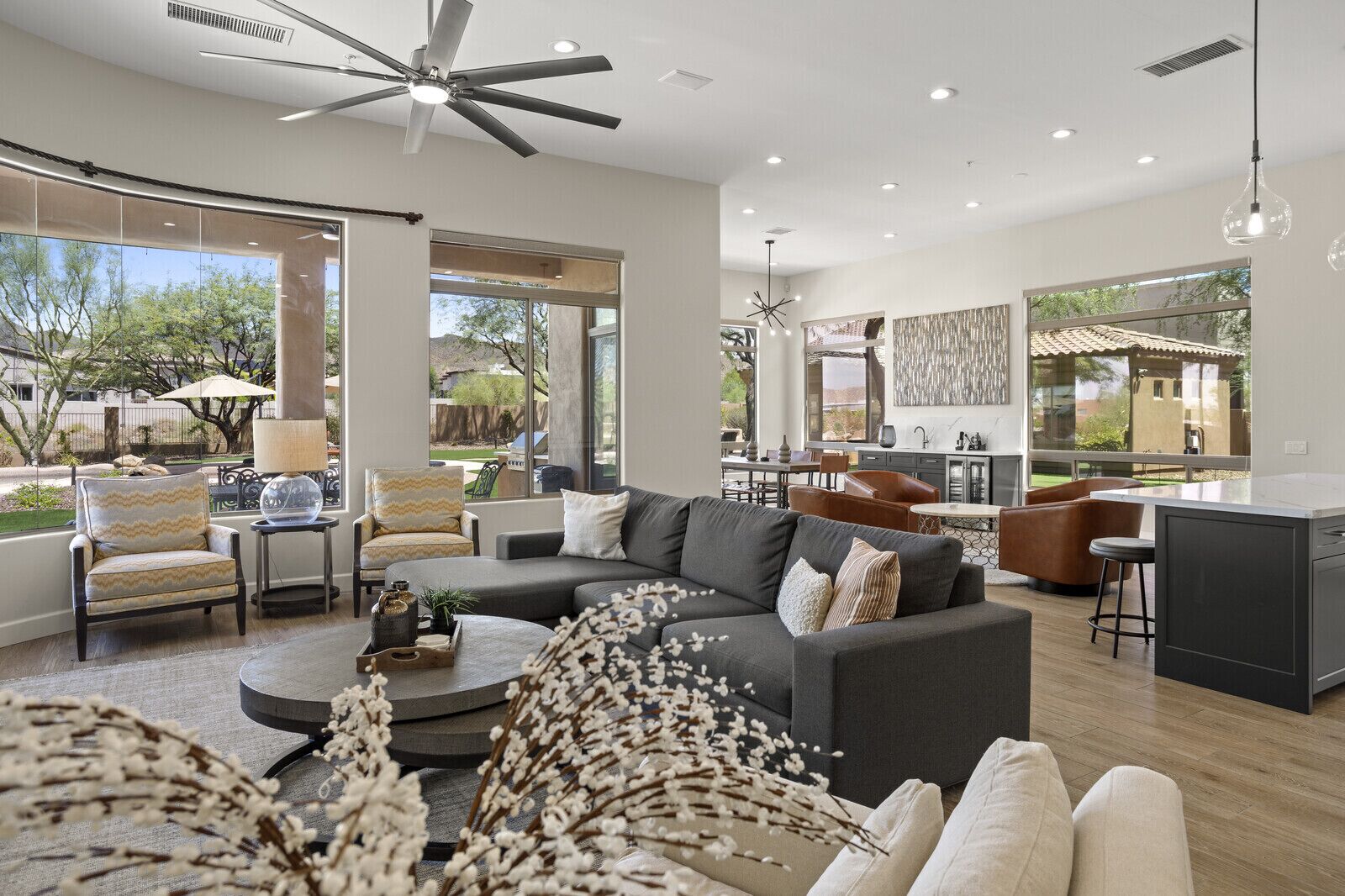 TV connectée, cheminée, table de tennis de table