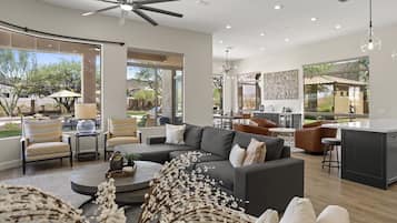 Smart TV, chimenea y tenis de mesa