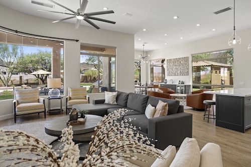 Luxury 5200sf/1 acre Desert Villa w pool/spa/mountain views