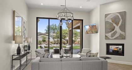 Luxury 5200sf/1 acre Desert Villa w pool/spa/mountain views