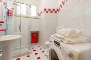 Basic-Apartment | Badezimmer | Dusche, kostenlose Toilettenartikel, Haartrockner, Bidet