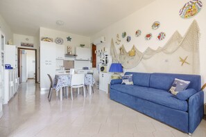 Smart TV, caminetto, videogiochi, tavolo da calcetto