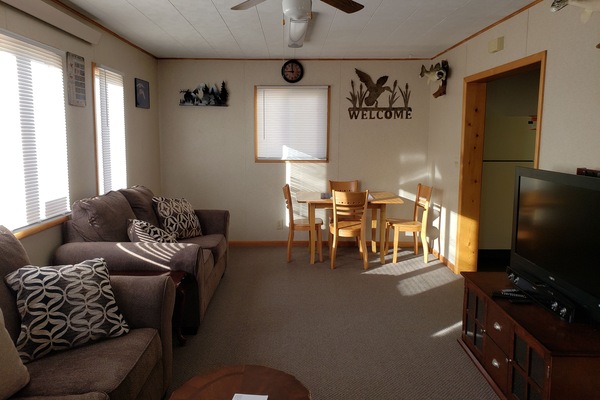 Large Living Room area with 40" TV