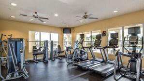 Ein Fitnessstudio mit Laufbändern, Crosstrainern und Gewichtsmaschinen.