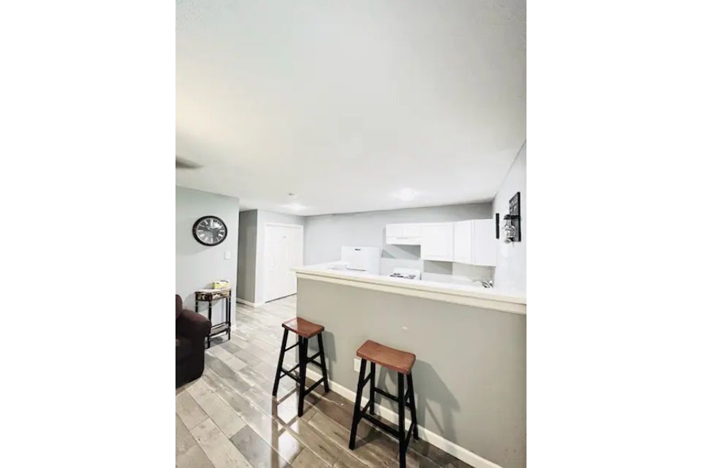 Entire, 1 bedroom with complete kitchen