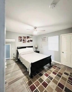 1 habitación, tabla de planchar con plancha, wifi gratis y ropa de cama