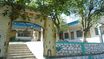 Vista frontal de la propiedad