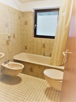 Ensemble douche/baignoire, sèche-cheveux, bidet