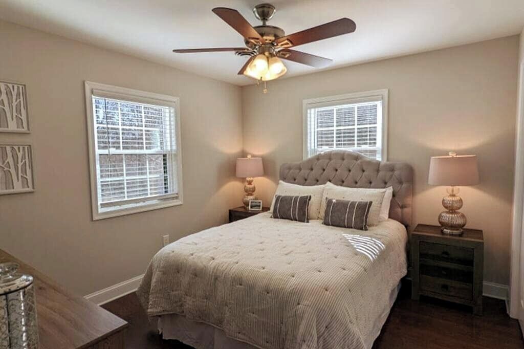 5 habitaciones, tabla de planchar con plancha, cuna de viaje y wifi 