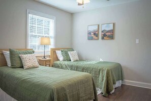 5 bedrooms, iron/ironing board, travel crib, WiFi - Time to Wine Down Sum (Afton)