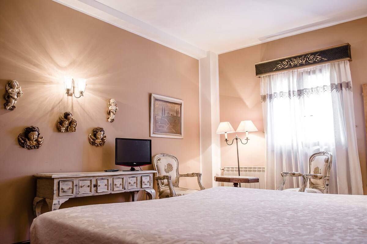 Quarto casal romântico | Escrivaninha, espaço de trabalho para notebook, Wi-Fi de cortesia