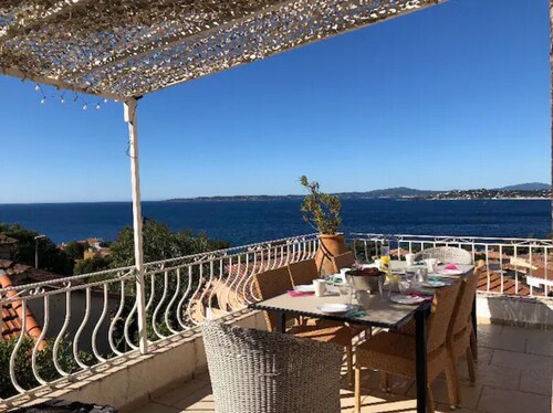 Magnificent sea view apartment LES ISSAMBRES