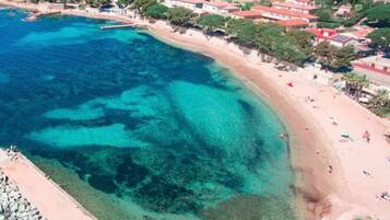 Una spiaggia nelle vicinanze