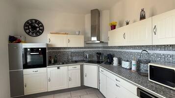 Een koelkast, een microgolfoven, een oven, een kookplaat