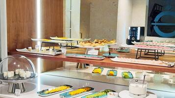 Se ofrece un desayuno bufé (15 EUR por persona)