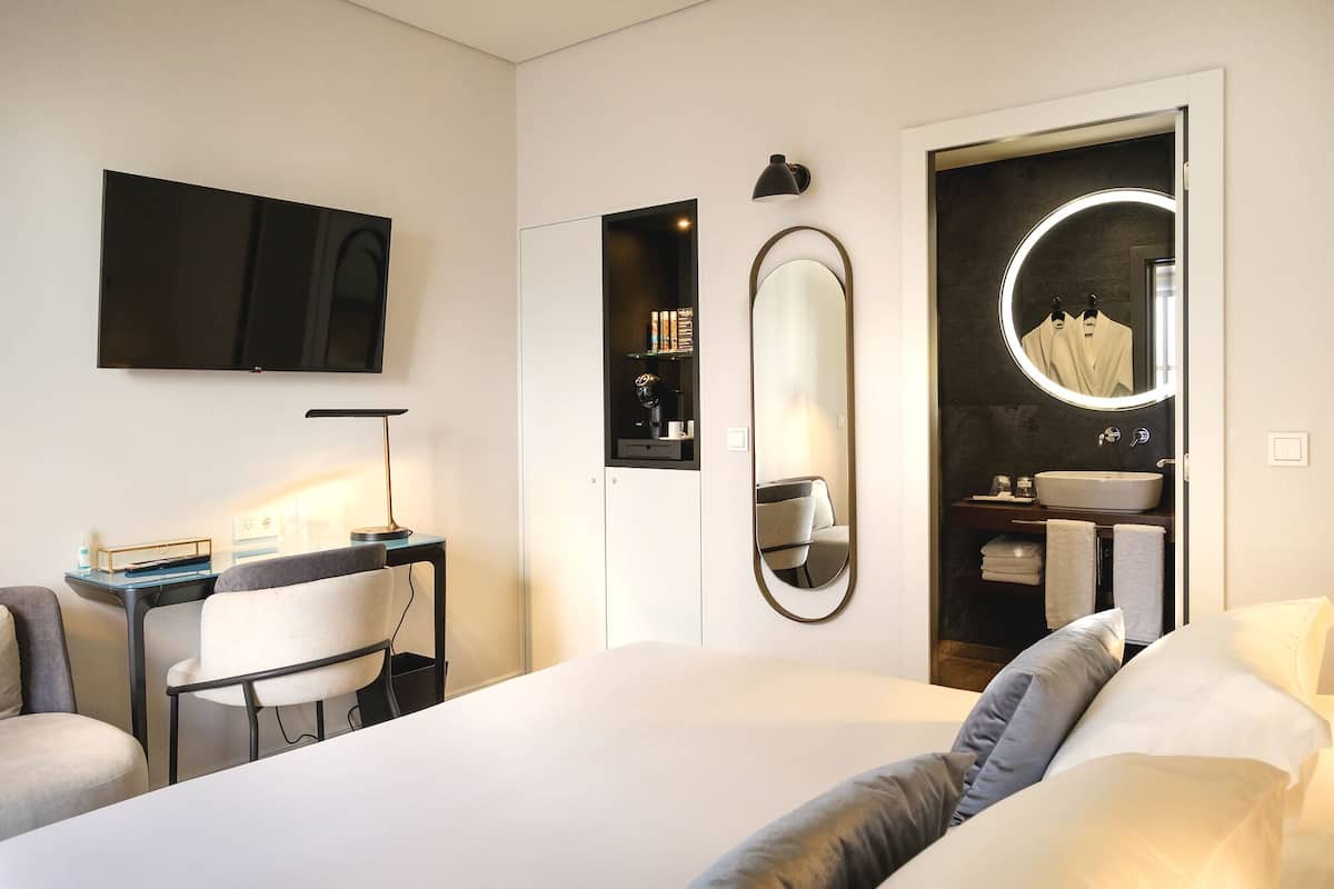 Chambre Double Classique, 1 trĂšs grand lit, non-fumeur, vue piscine