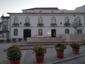 Front of property - MouraSuites Hotel (Évora)