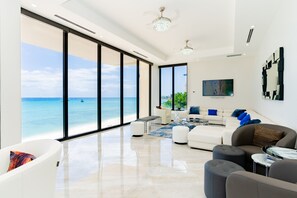 Smart TV, table football, ping pong, stereo