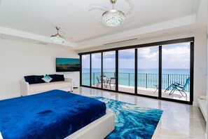 5 Schlafzimmer, Schreibtisch, Bügeleisen/Bügelbrett, Reisekinderbett