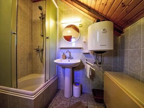 Combinazione doccia/vasca, asciugacapelli, asciugamani, sapone