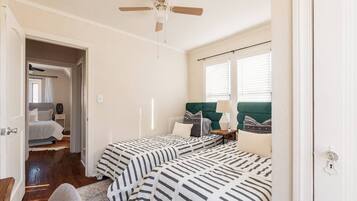 2 chambres, lit avec matelas en mousse à mémoire, bureau