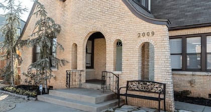 The Halcyon- a Cozy 2BR Tudor in Crestwood-Sleeps 6!