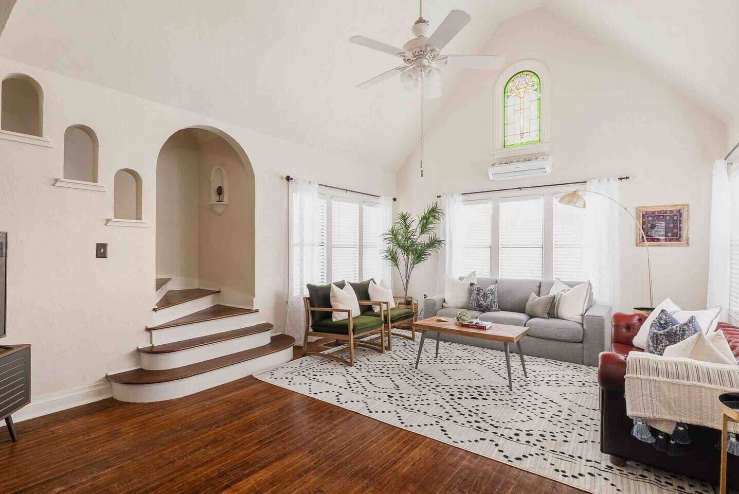 Een smart-tv en boeken