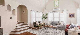 The Halcyon- a Cozy 2BR Tudor in Crestwood-Sleeps 6!