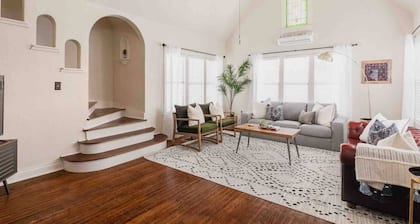 The Halcyon- a Cozy 2BR Tudor in Crestwood-Sleeps 6!