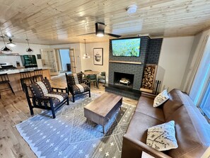 Quadruple Room | Free WiFi, bed sheets - Thomsonite Beach Inn (Grand Marais)