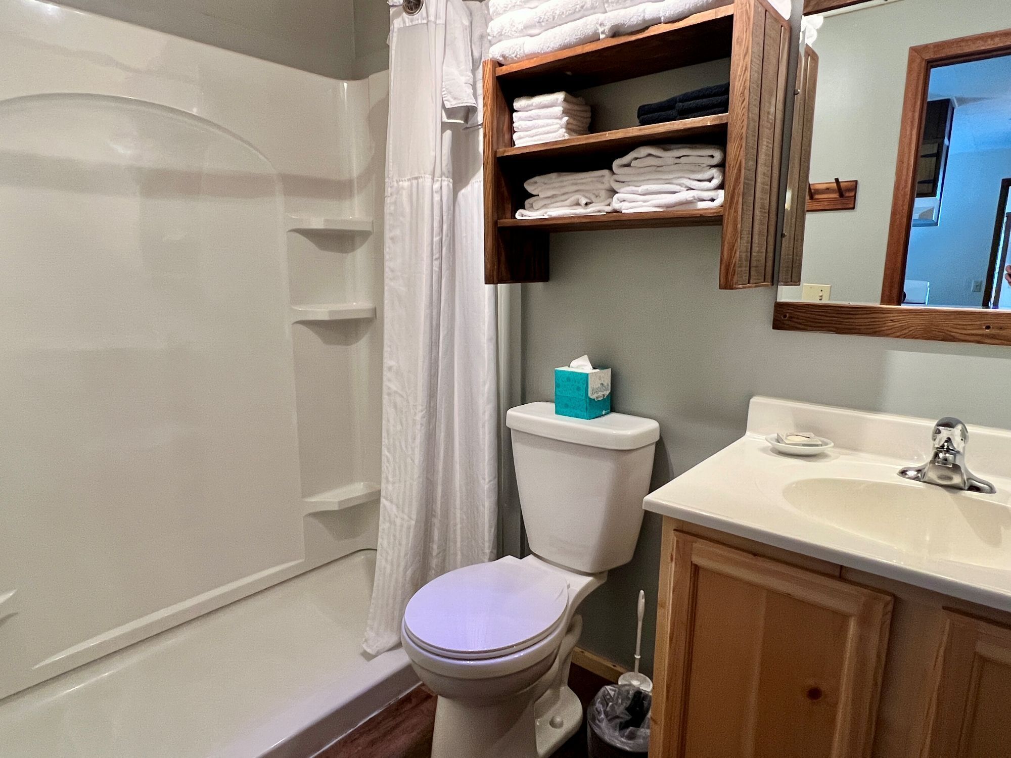 Un baño con bañera, inodoro y lavabo.