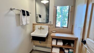 Double Room | Bathroom | Free toiletries, towels, soap, shampoo