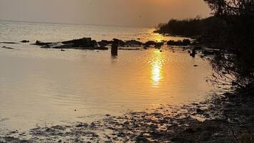 Beach nearby, sun loungers, beach towels