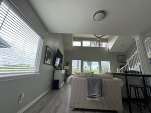 スマートテレビ、ステレオ、PC モニター