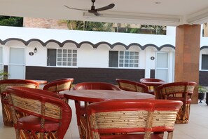 42-inch Smart TV with satellite channels - Mar Sol (Mazatlán)