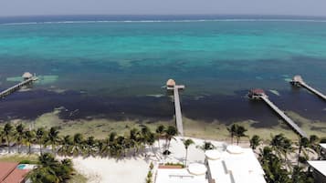 Accommodatie ligt op het strand, ligstoelen, strandlakens