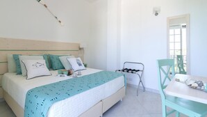 Un dormitorio con cama, mesita de noche y una silla.