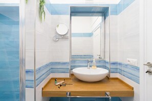 Hair dryer, towels - Aquamarine Relaxing Capri Suites Suite Azzurra (CAPRI)