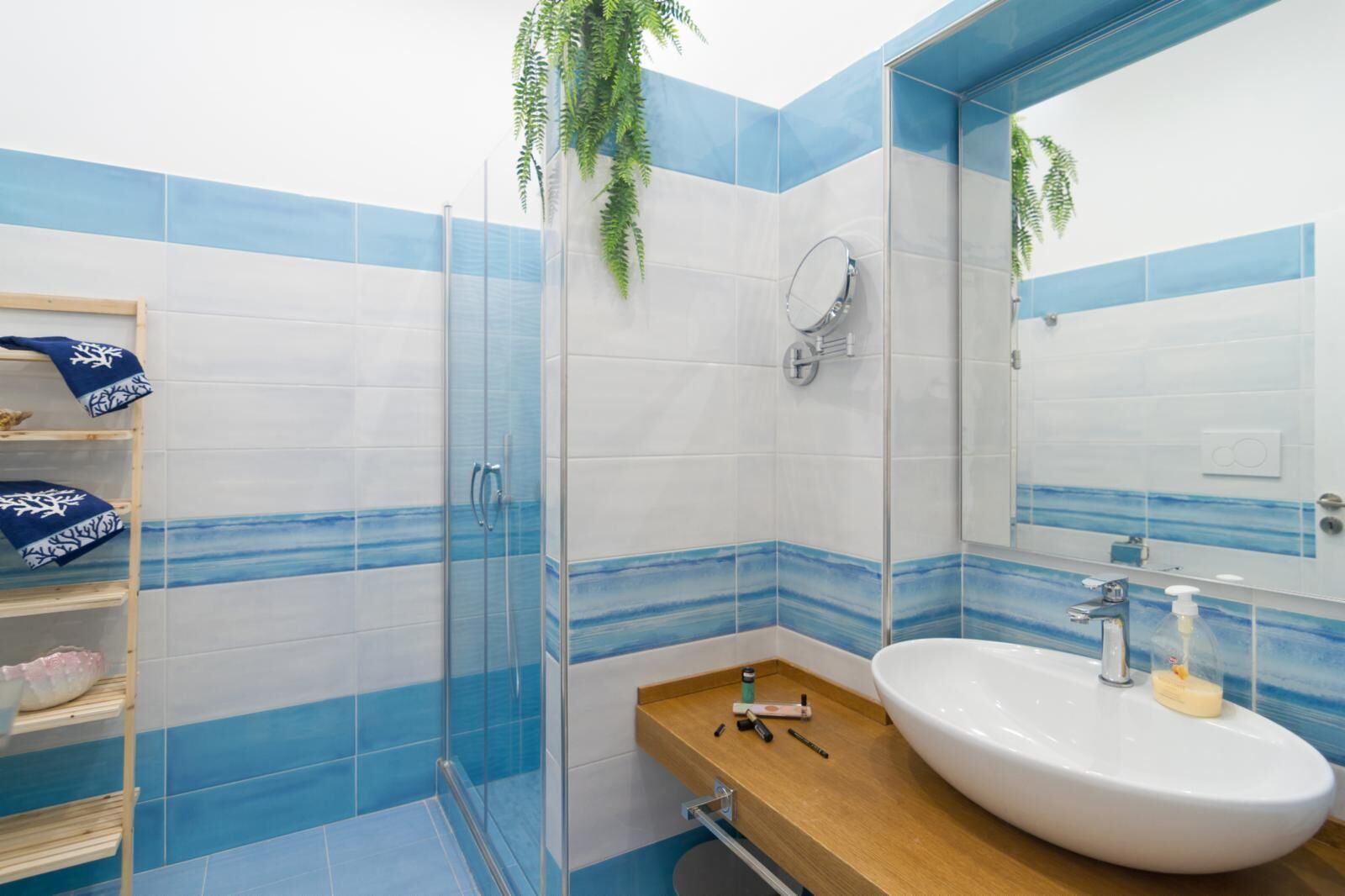 Hårføner og håndklær