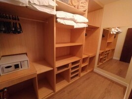 Minibar, caja de seguridad en la habitación y decoración personalizada 