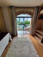 Minibar, caja de seguridad en la habitación y decoración personalizada 