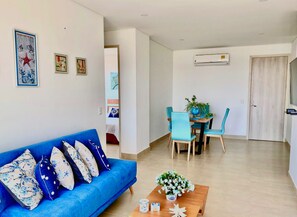 Appartement de base | Salle de séjour | Téléviseur à écran plat de 32 po avec télévision par câble, téléviseur
