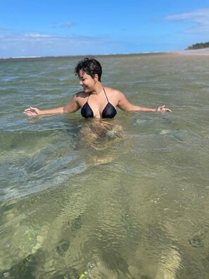 على الشاطئ، رمال بيضاء، 10 من البارات على الشاطئ